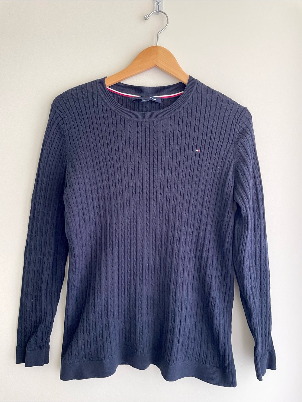 Tommy Hilfiger Black Cotton Cable-Knit Crewneck Sweater. Academia Smart Preppy